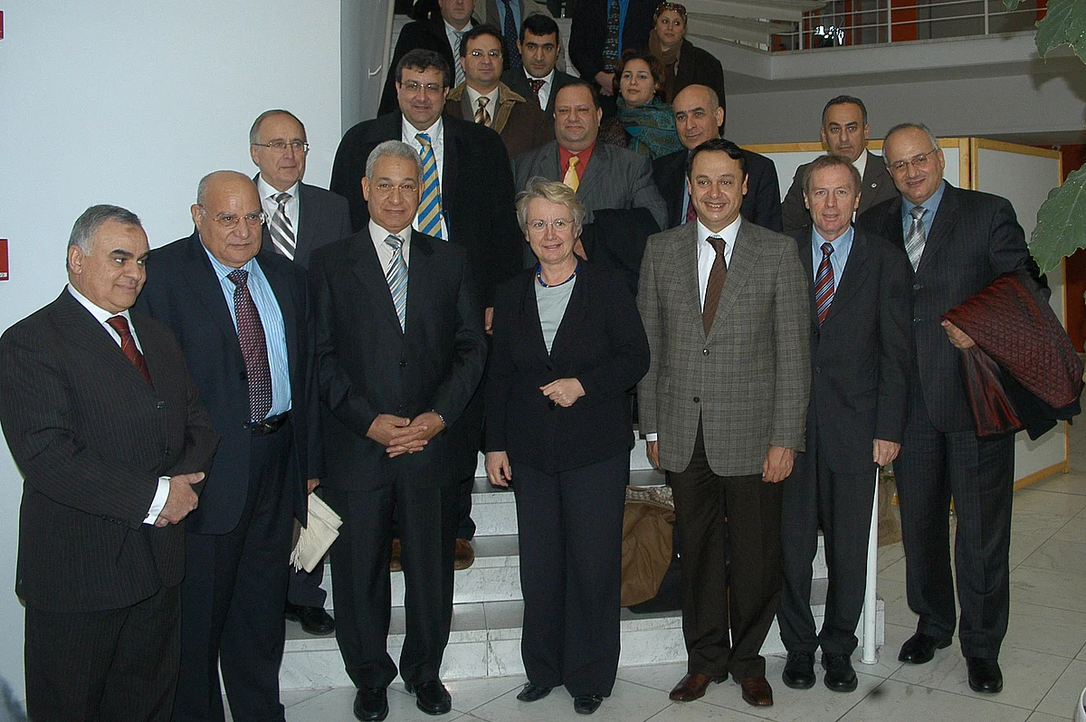 Foto (Foto Uni Ulm, zur honorarfreien Veröffentlichung in diesem Zusammenhang ohne Einschränkungen freigegeben) Vorschlag BU: Der agyptische Bildungsminister Professor Hany Helal (4.v.li.) und Bundesministerin Dr. Annette Schavan (Mitte) besuchten am Fr