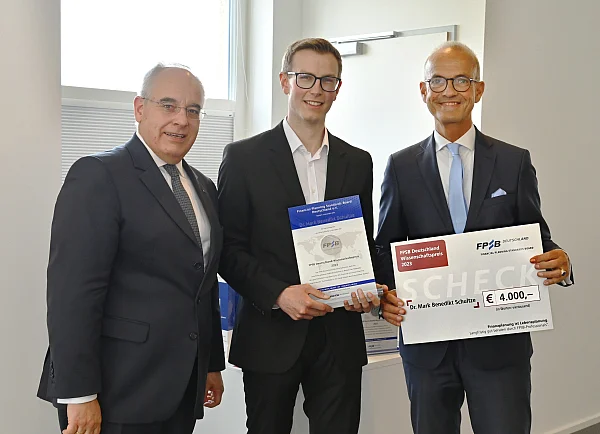 [Translate to English:] Preisübergabe an Herrn Dr. Benedikt Schultze