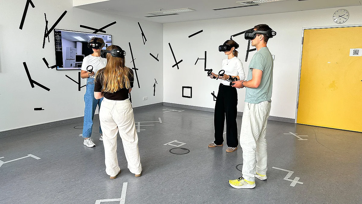 Studierende mit VR-Brillen 
