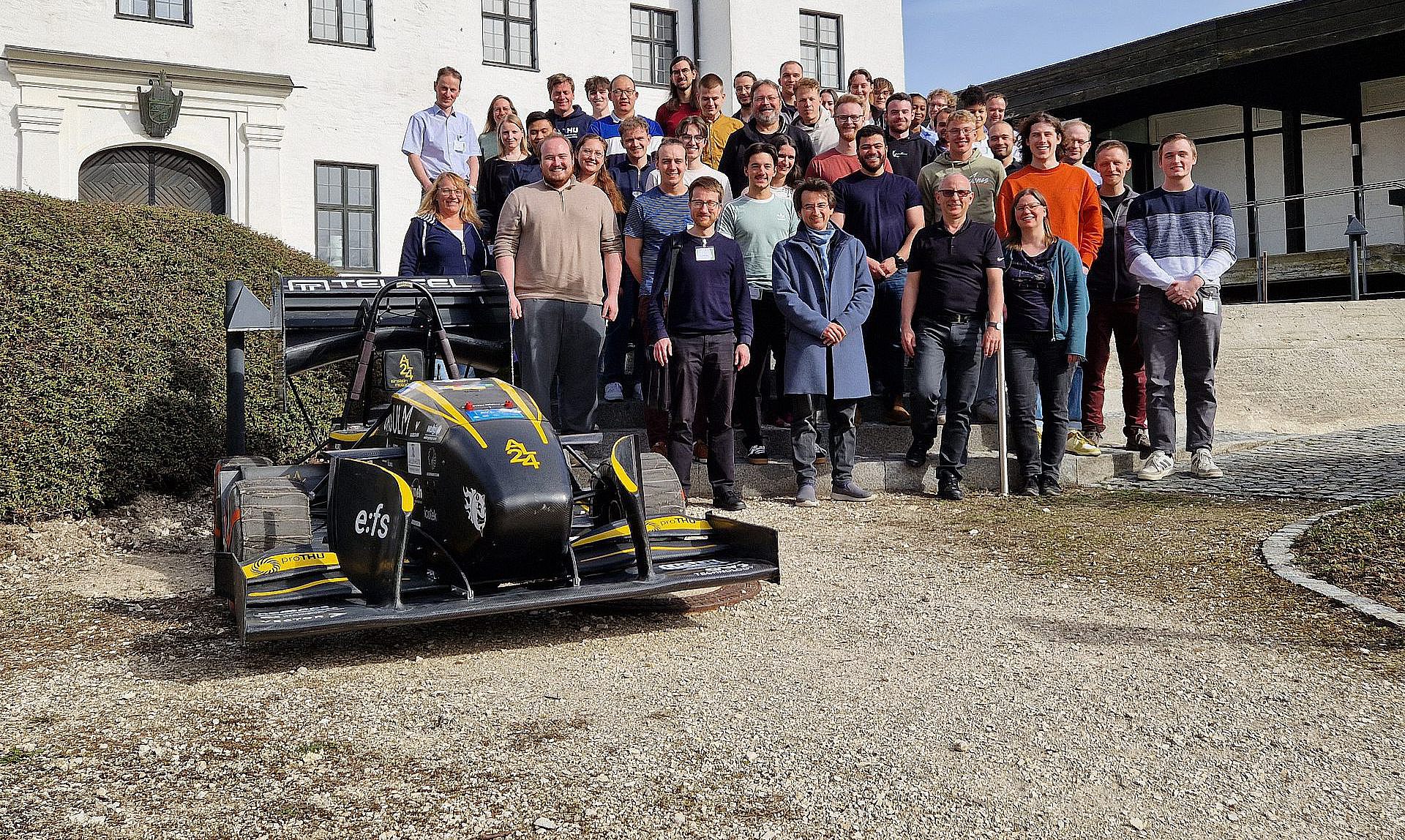 Gruppenbild mit Rennwagen von Einsteinmotorsport