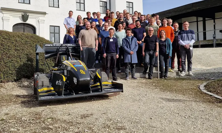 Gruppenbild mit Rennwagen von Einsteinmotorsport