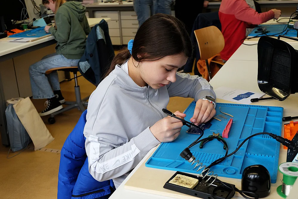 : Beim Girls' Day an der Uni Ulm konnten Mädchen selbst ein Tic-Tac-Toe-Spiel löten