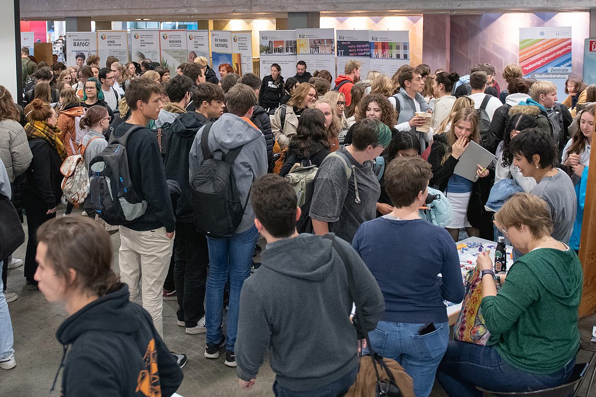 Large crowds in the Forum: first-semester students gathered information on everything relating to their studies 