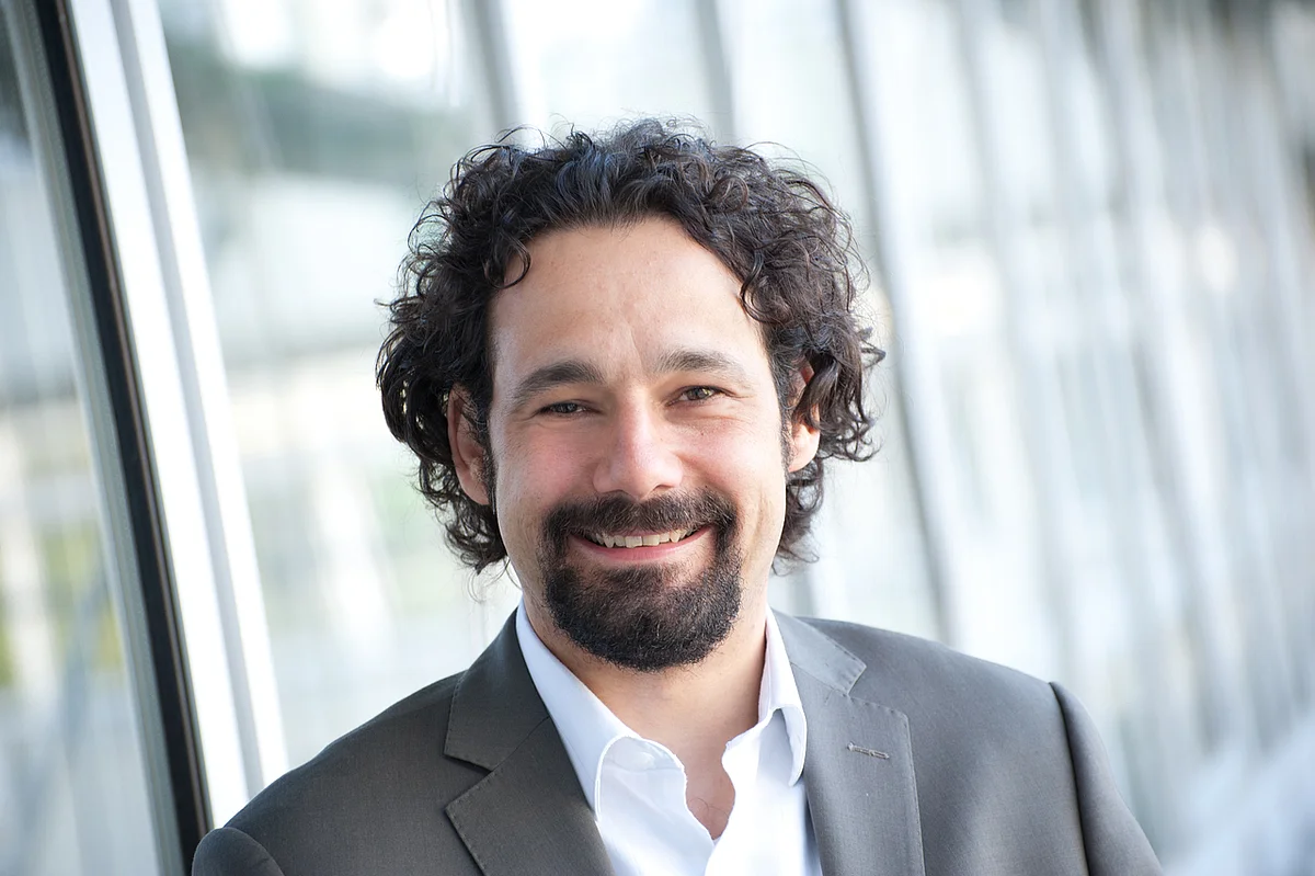 Der Physikprofessor Simone Montangero freut sich über ein Heisenberg-Stipendium, durch das er fünf Jahre lang ausschließlich forschen kann