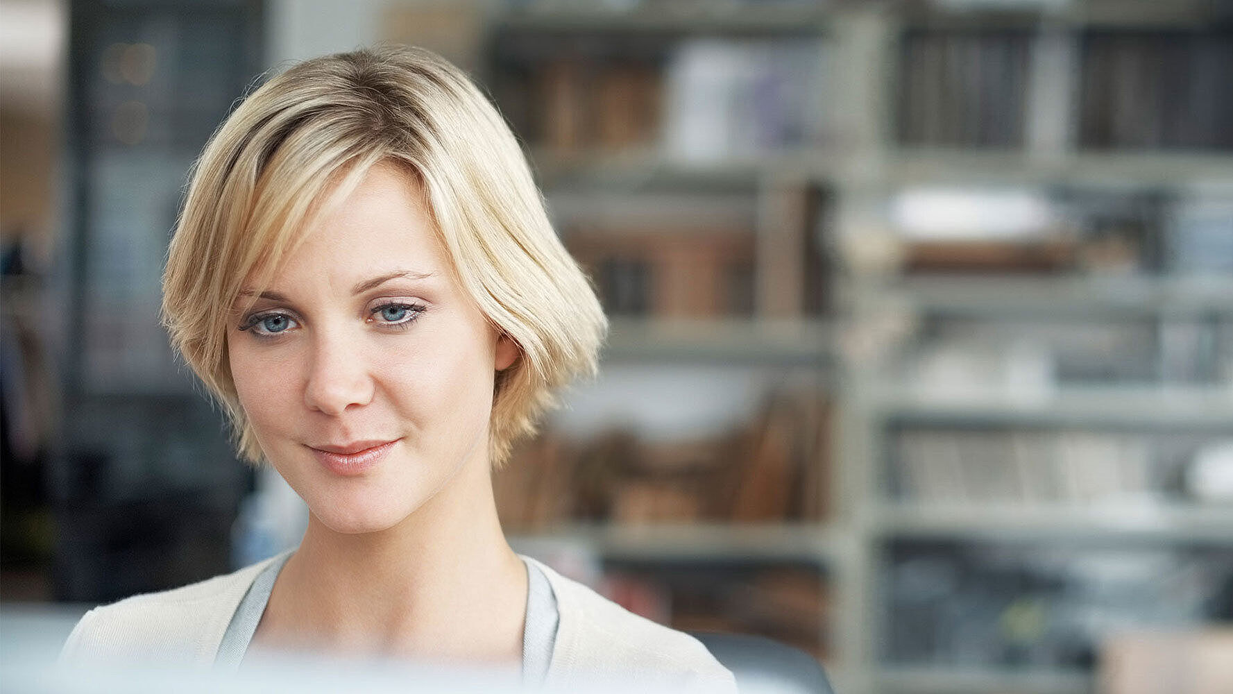 Frau in der Bibliothek