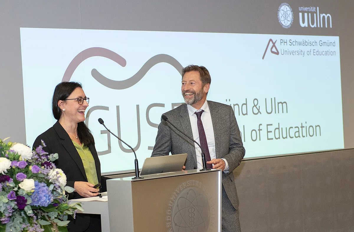 GUSE-Direktor Prof. Lutz Kasper von der PH Schwäbisch Gmünd (rechts) und die stellvertretende Direktorin Prof. Tina Seufert von der Uni Ulm begrüßten die Gäste