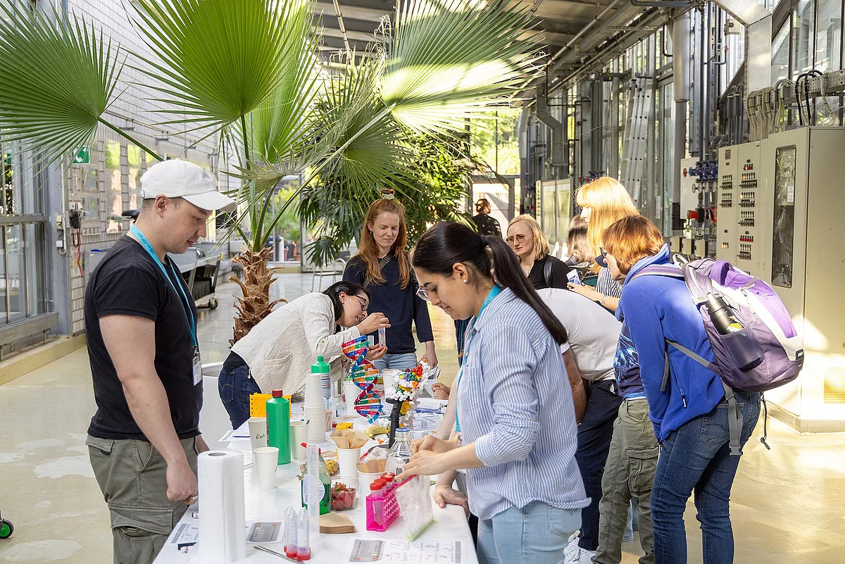 Experimente im Foyer der Gewächshäuser 