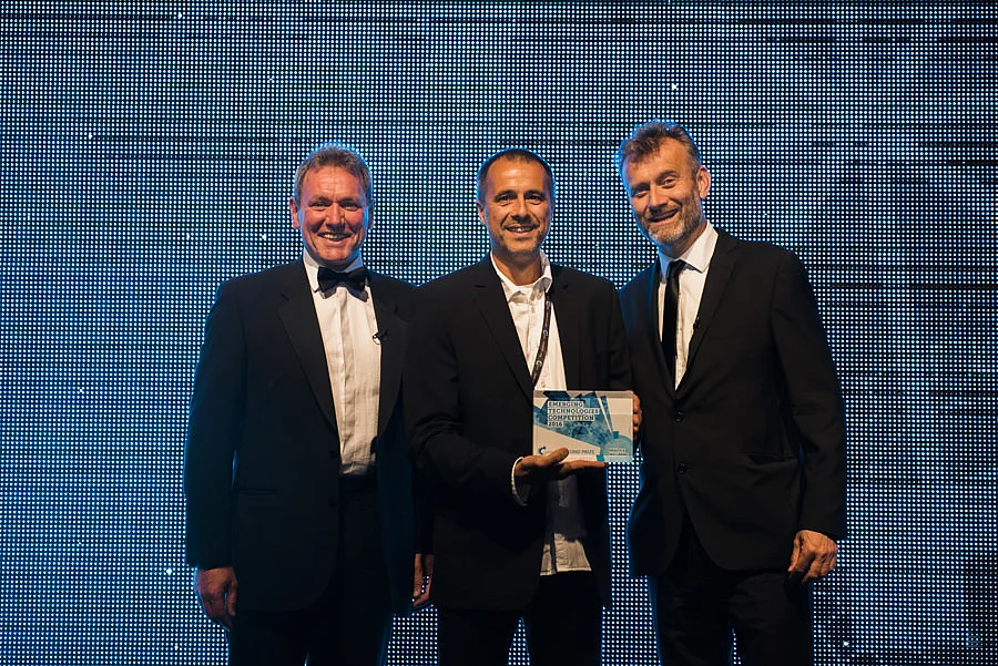 [Translate to english:] Prof. Boris Mizaikoff (Mitte) wurde für ein neues Verfahren zur Atemgasanalytik ausgezeichnet. Unter den ersten Gratulanten: Steve Pleasance (Royal Society of Chemistry, links) und Moderator Hugh Dennis (Foto: Lee Allison Photography) 