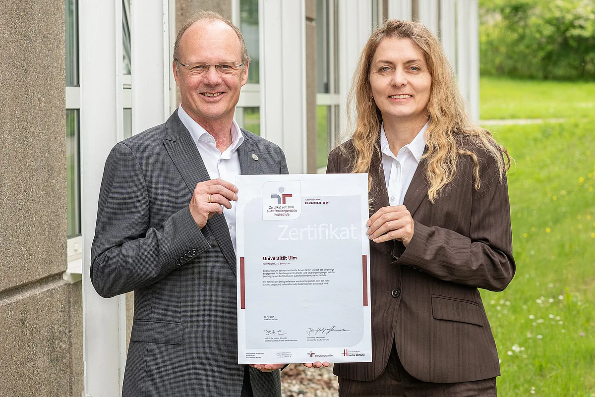Professor Michael Weber und Maria Stöckle präsentieren die Zertifizierungsurkunde 