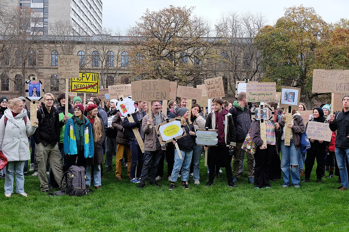 Die Studierenden sammeln sich im Stadtgarten an der Uni Stuttgart zum Protestzug 