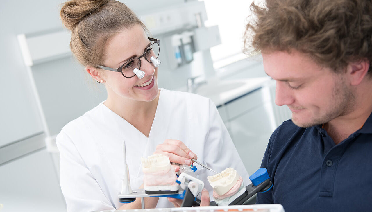 Studentin Milena Sonnenberg bei der Behandlung 