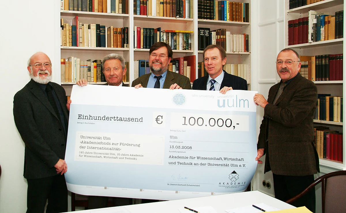 (v.l.) Professor Adolf Grünert (Präsident der Akademie), Uni-Präsident Professor Karl Joachim Ebeling, Professor Hermann Schumacher (Vizepräsident der Akademie), Dr. Dietrich Eberhardt (Schatzmeister) und Heinrich-Roger Staack als Vertreter des Kanzle
