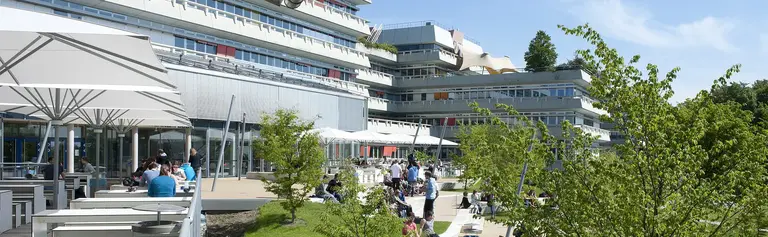 Eingang Süd der Universität Ulm mit Terrasse