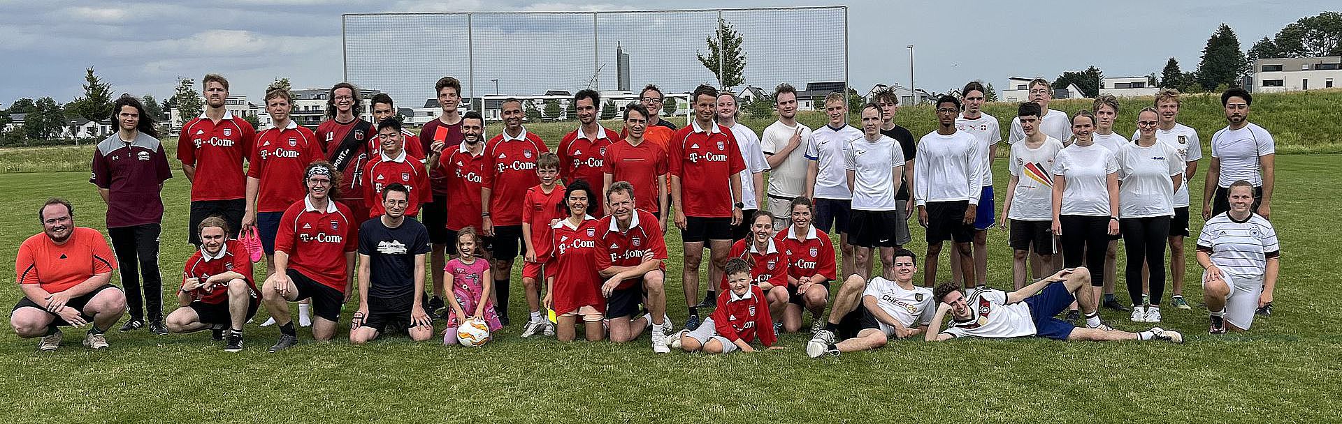 ein Team der Studierenden des ersten Jahrgangs gegen Dozierende der Fakultät beim Zweitsemesterkick