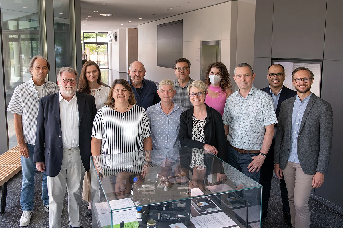 Gruppenbild wichtiger Akteurinnen und Akteure der Molekularen Medizin