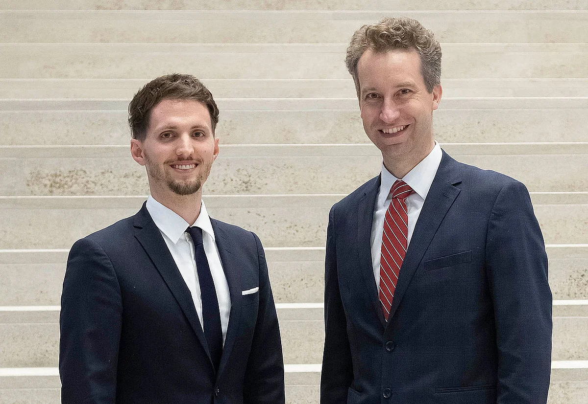 [Translate to english:] Preisträger Dr. Sven Puchinger mit Götz Maier von Südwestmetall