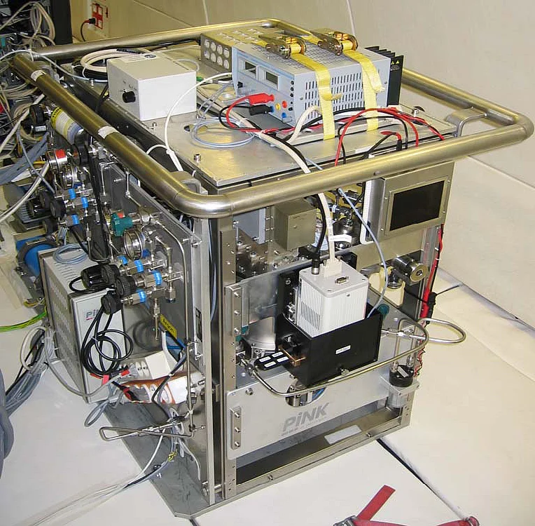 Bild 1: Prozessanlage: Elektromagnetischer Levitator auf Parabelflügen.
Bild 2: Elektromagnetische Levitationsanlage an Bord des Airbus A300. Kontaktlose Messung von Oberflächenspanung und Viskosität von hochtemperatur metallischen Schmelzen.
Bild 3: