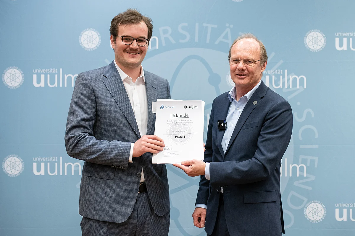 Dr. Michael Barthelmäß mit Uni-Präsident Prof. Michael Weber (rechts) 