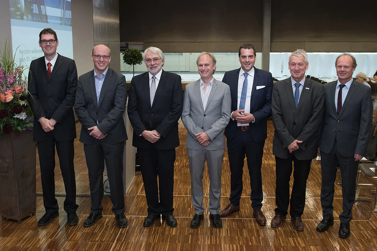 [Translate to english:] Bereits am Vormittag stellten sich relativ neue Professoren der Universität Ulm mit Antrittsvorlesungen vor (v.l.): Prof. Frank Kargl, Prof. Matthias Tichy, Prof. Peter Dürre, Prof. Dierk Niessing, Prof. Christian Bolenz, Prof. Thomas Wirth, Prof. Michael Weber