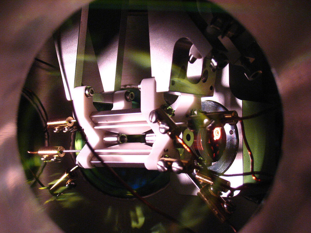 A photo of the Paul trap, which is used to trap and count the state-selective ionised molecules. In the centre is also the dipole trap, used to confine the atoms (invisible). (source: Institute of Quantum Matter, Ulm University)