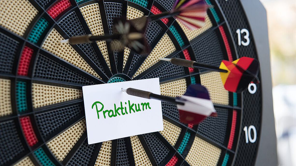 Dart Scheibe mit Pfeilen Prüfung Dart Scheibe mit Pfeilen Prüfung im Zielpunkt
