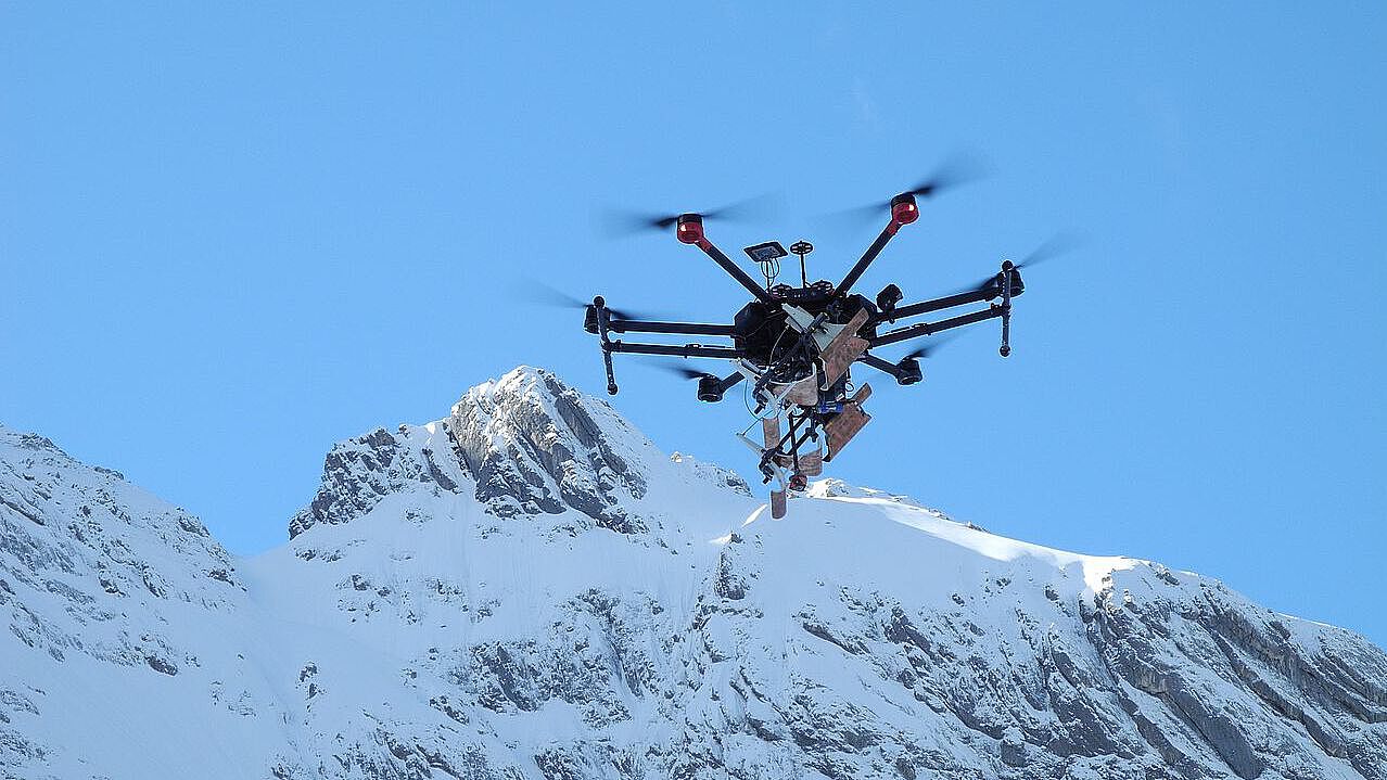 Drohne über tief verschneiter Gebirgslandschaft