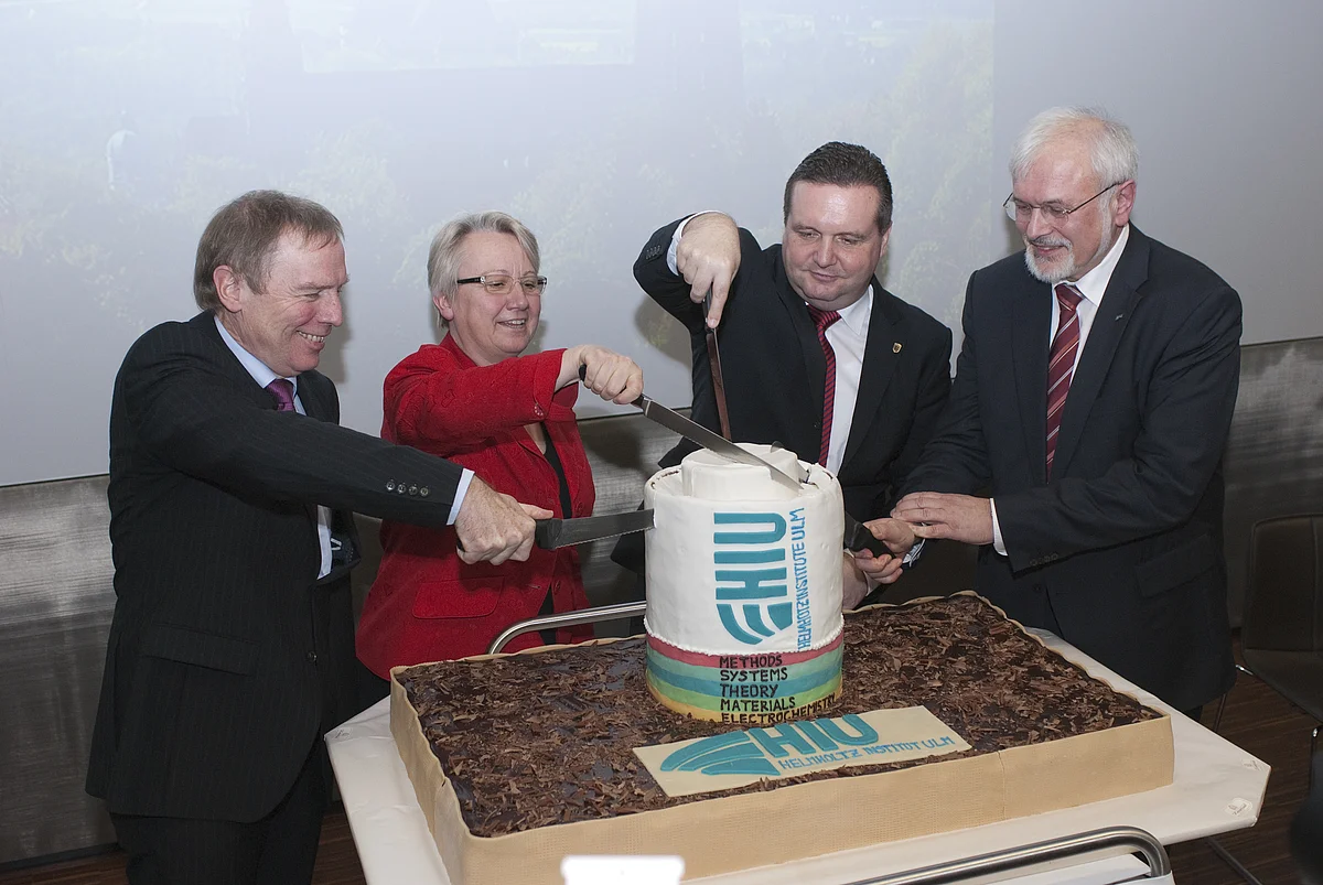 Feierlicher Auftakt für das Helmholtzinstitut. Von links: Karl Joachim Ebeling, Annette Schavan, Stefan Mappus und Eberhard Umbach