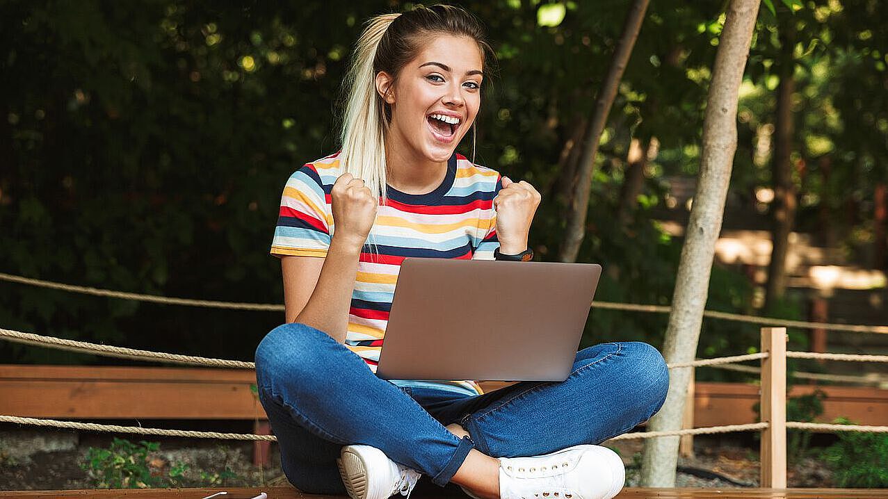 Studierende sitzt am Laptop