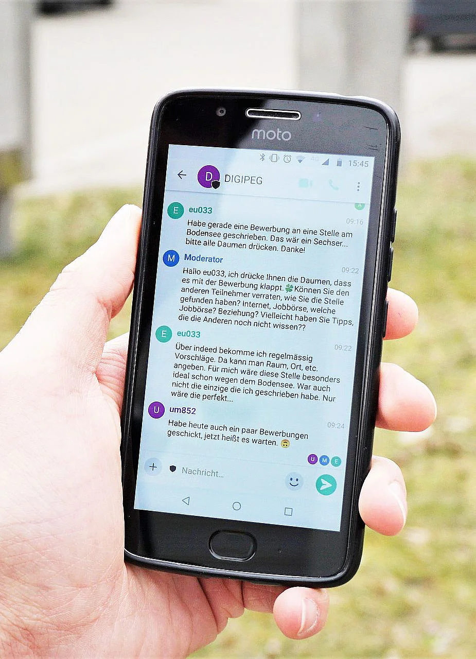 Hand mit Smartphone und DIGIPEG Messenger 