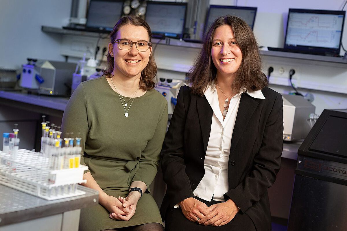 Anja Gumpp (links) und Prof. Iris-Tatjana Kolassa im Labor