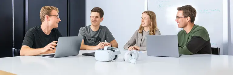 Studierende bei der Teamarbeit