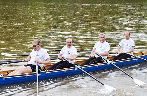 Sportmediziner Prof. Jürgen Steinacker, Dietrich Engmann, Hans Hengartner (beide UUG) und Uni-Präsident Prof. Michael Weber im Boot (v.l., Foto: Bingmann)