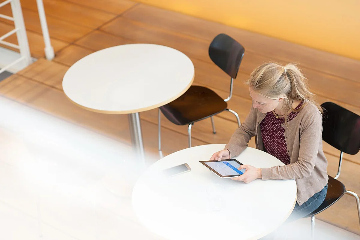 Junge Person arbeitet am Tablet PC