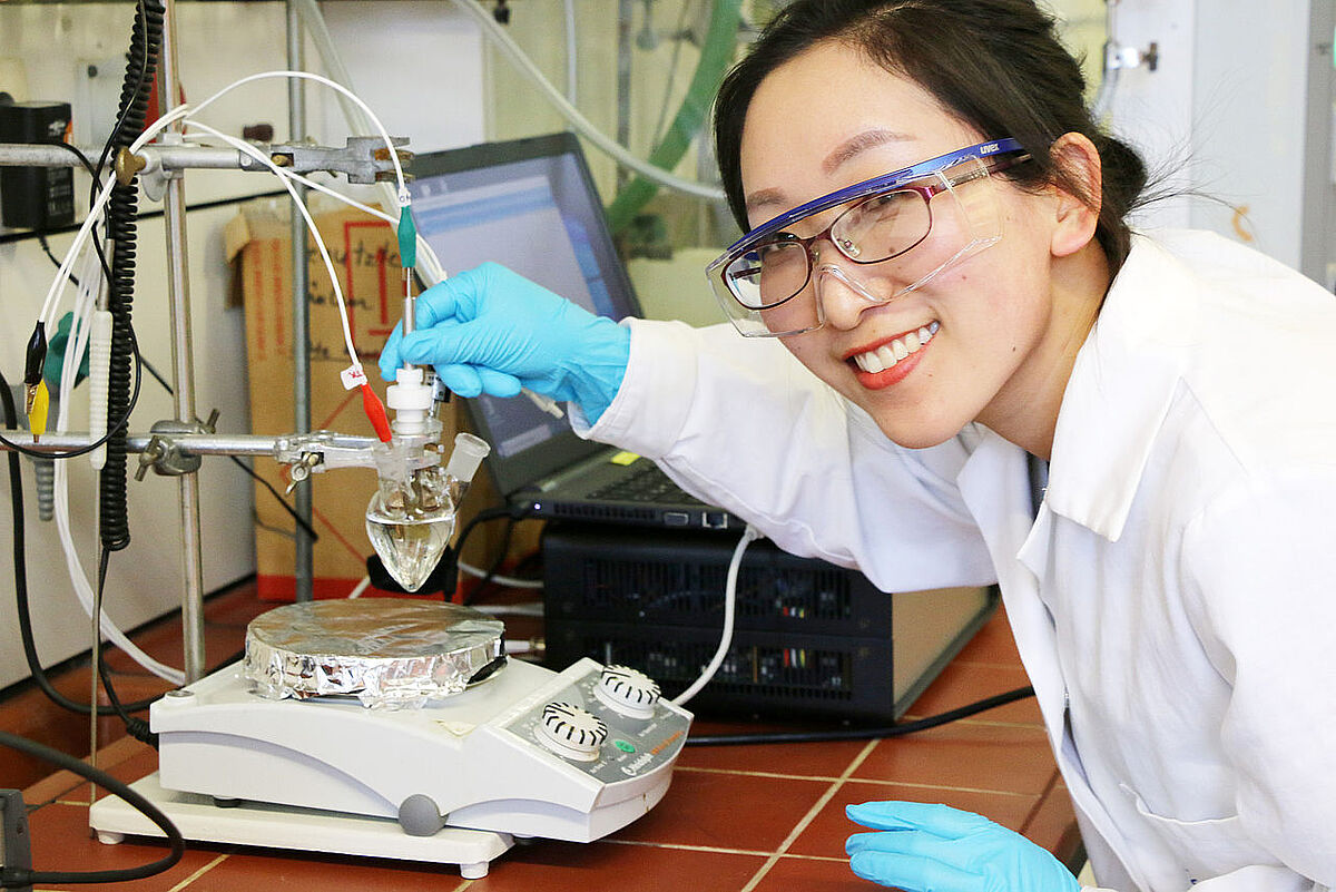 Die Chemikerin Dandan Gao testet das neue Katalysator-Material