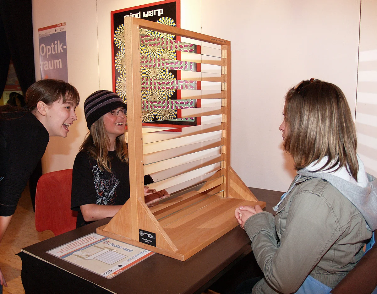 Schon bei der Landesgartenschau in Neu-Ulm hatten sich zahlreiche Schulklassen begeistert mit der Ausstellung „Phänomikon – Physik ist cool“ beschäftigt, die nun auch in der Sparkasse Ulm lebhaftes Interesse finden dürfte