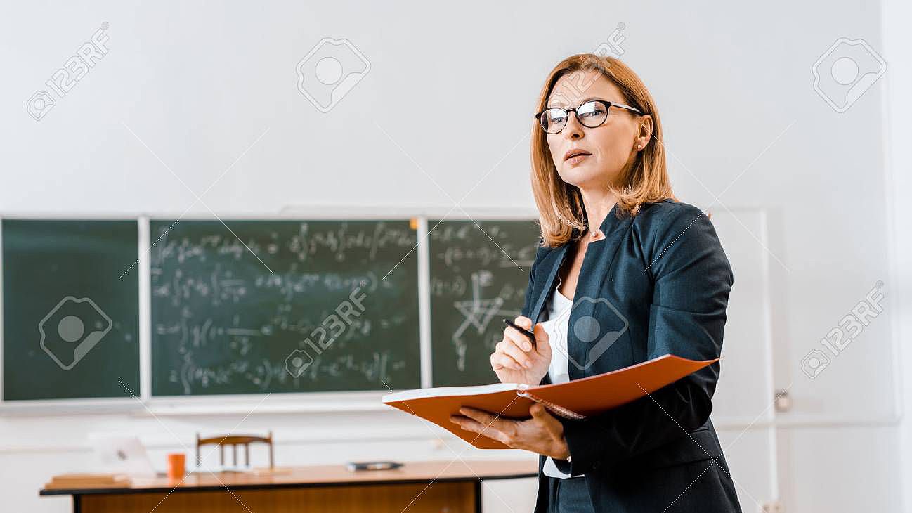 Lehrerin vor Tafel, Schulprojekte in Kooperation mit Fachbereichen der Mathematik der Uni Ulm