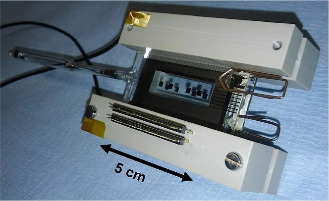 Glaszelle mit Rubidium Atomen und Elektronik (Foto: Universität Stuttgart, 5. Physikalisches Institut)