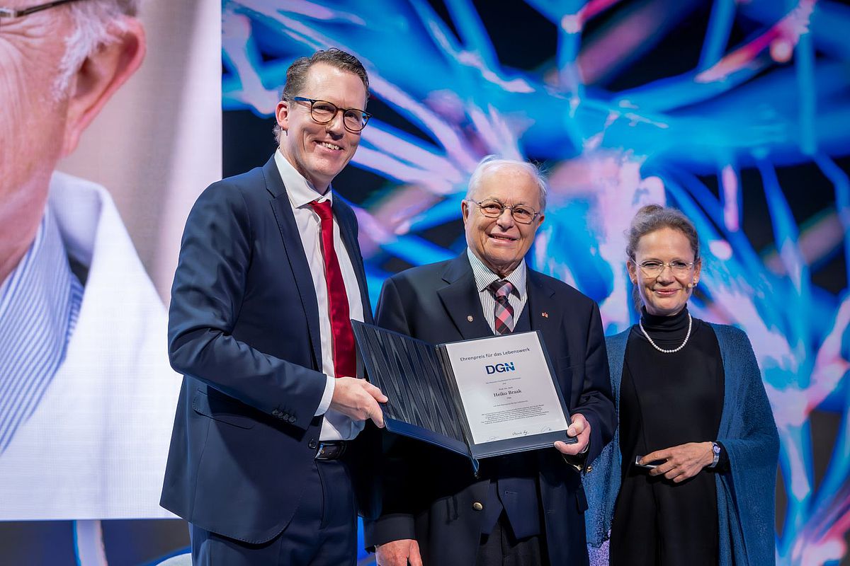 Der Ulmer Neurologie-Forscher Prof. Dr. Heiko Braak (Mitte) erhielt von der Deutschen Gesellschaft für Neurologie den Ehrenpreis für sein Lebenswerk.