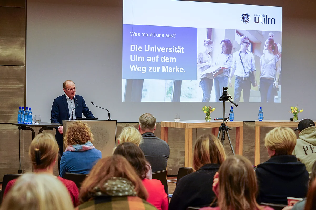 Präsident Prof. Michael Weber hält einen Impulsvortrag