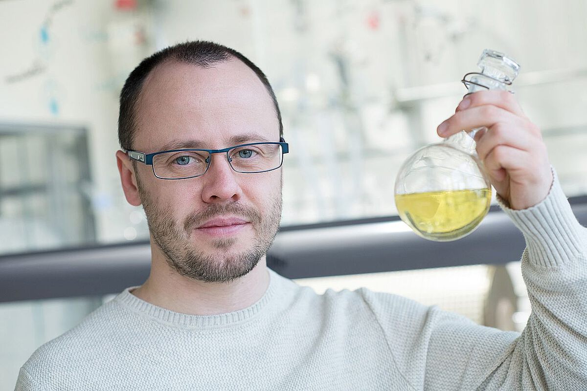 Dr. Igor Krivtsov mit wasserlöslichem Photokatalysator aus Kohlenstoffnitrid
