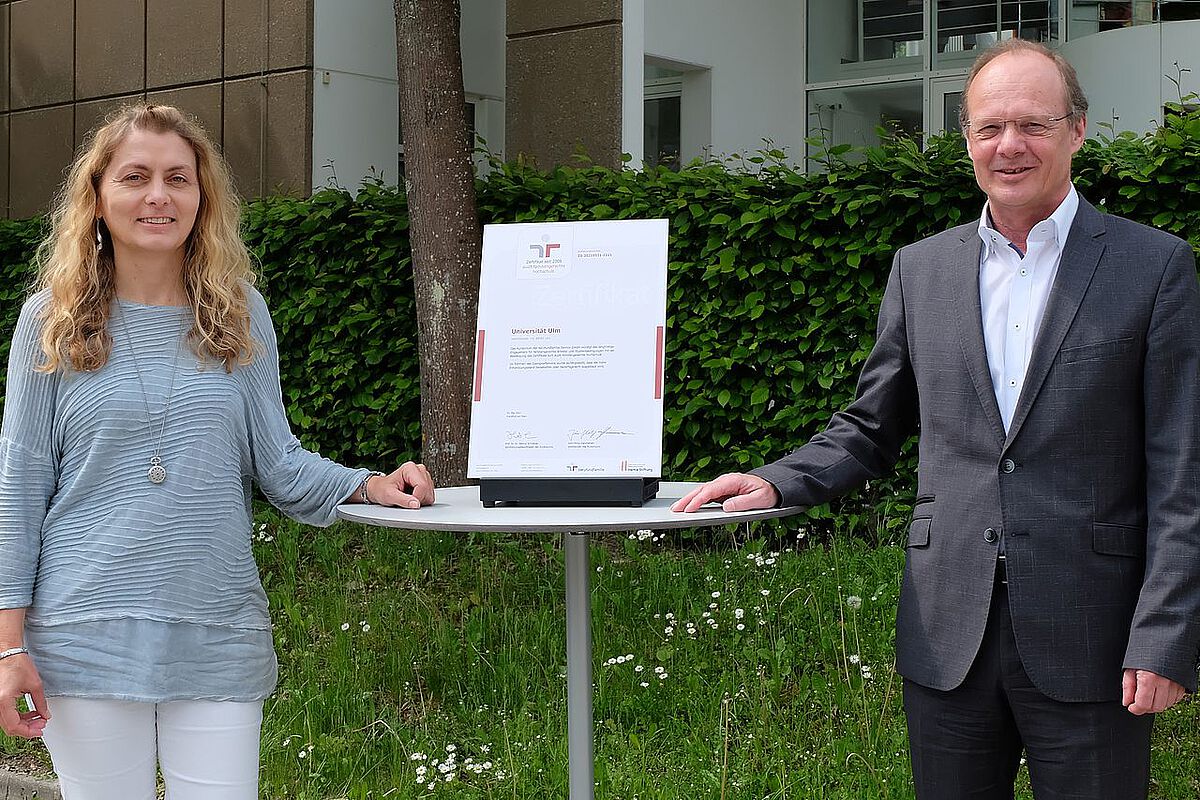 Universitätspräsident Prof. Michael Weber (rechts) und Maria Stöckle, Ansprechpartnerin des Familienservice