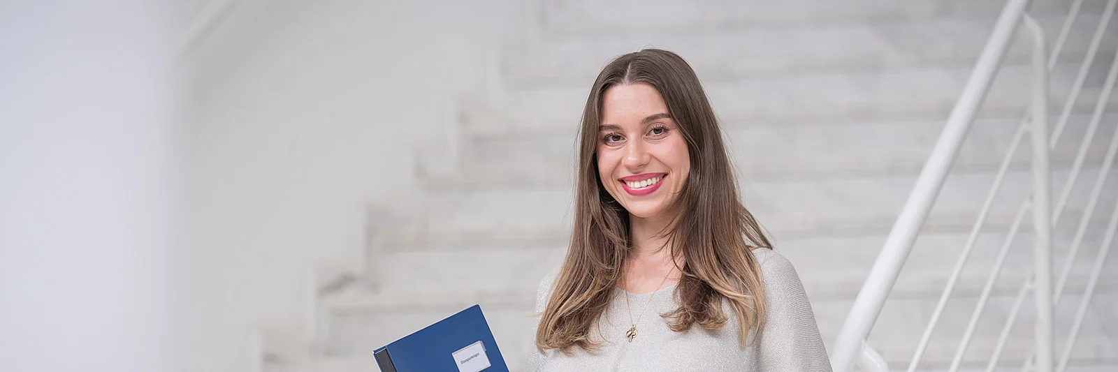 Luna Lindenfeld, Auszubildende in der Universitätsverwaltung