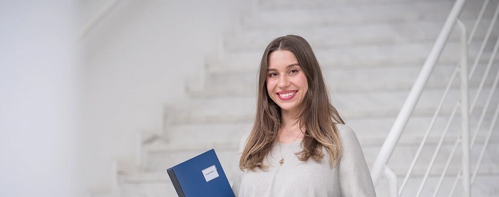 Luna Lindenfeld, Auszubildende in der Universitätsverwaltung