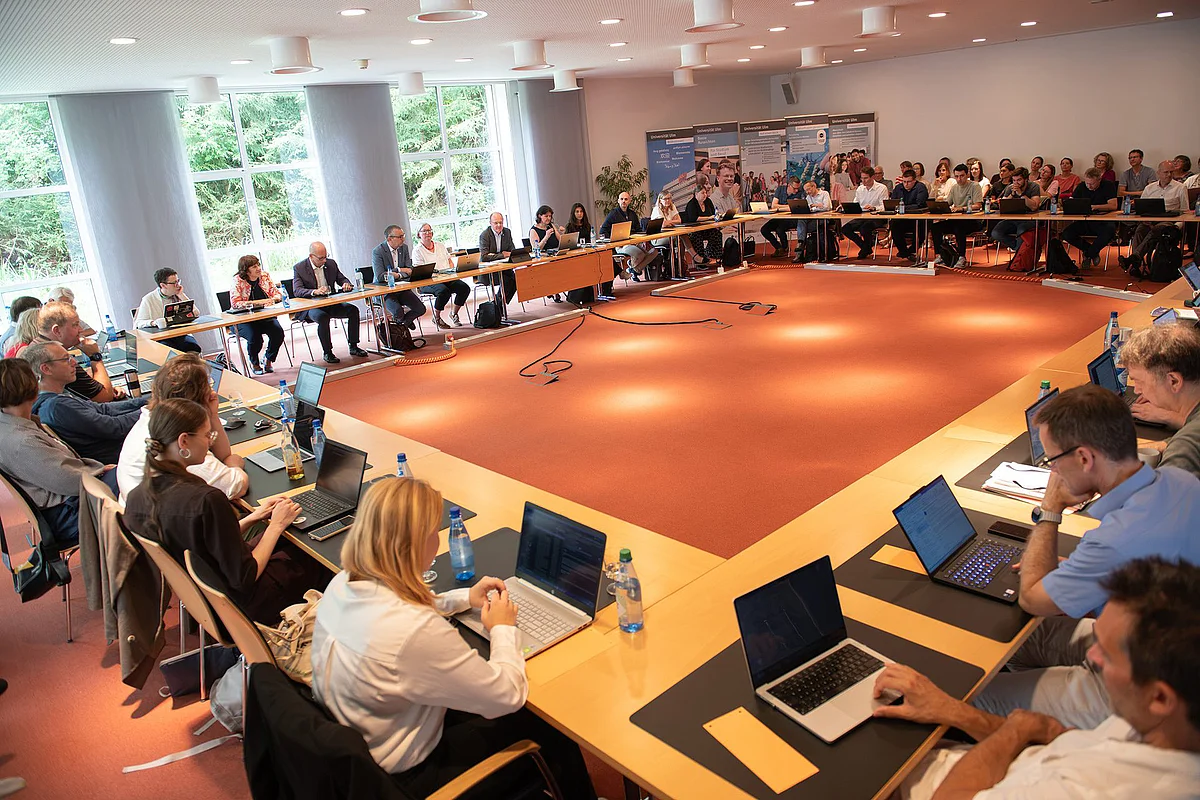 Der Senat der Universität Ulm hat in hochschulöffentlicher Sitzung die vier nebenamtlichen Mitglieder des neuen Präsidiums gewählt.