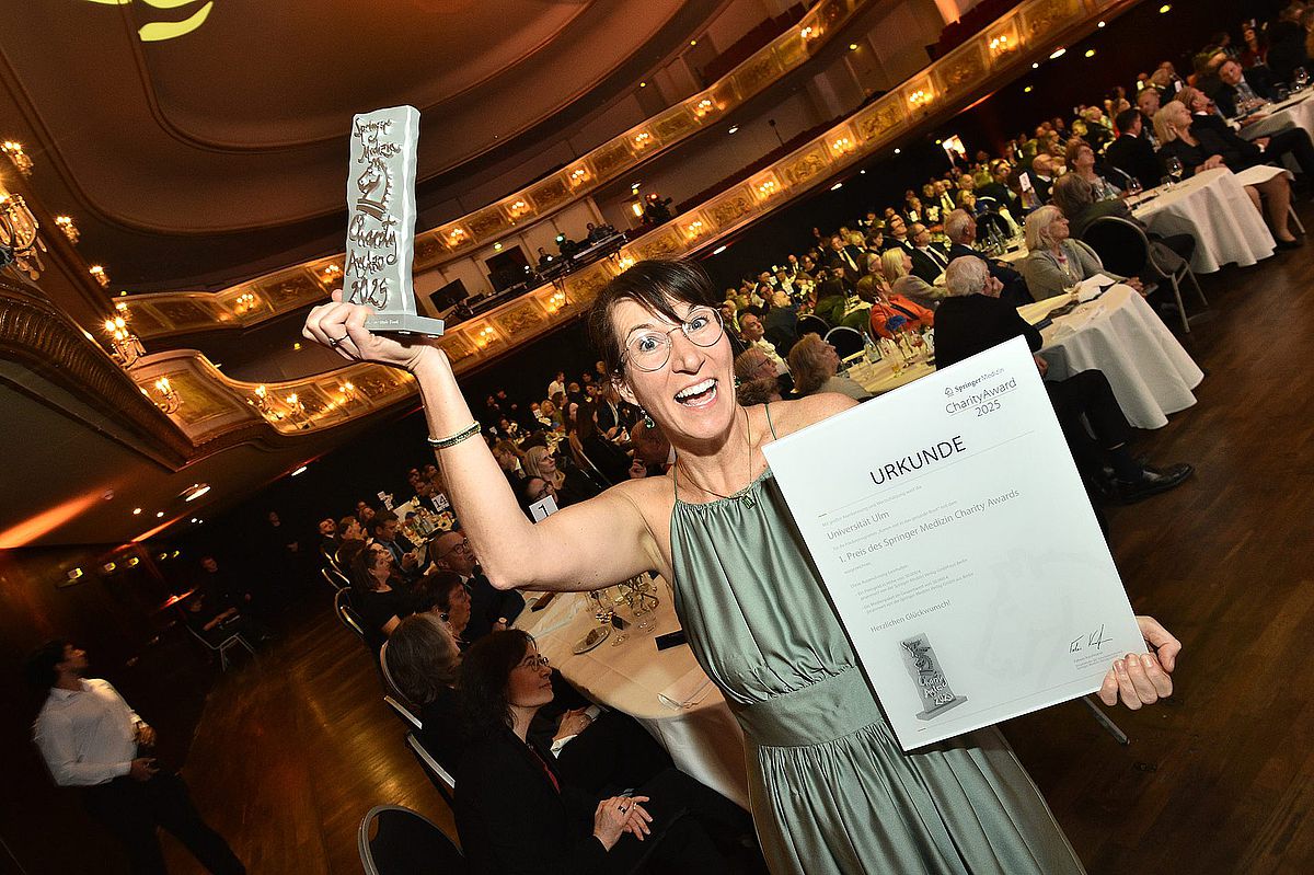 Prof. Susanne Kobel mit Charity Award Pokal 