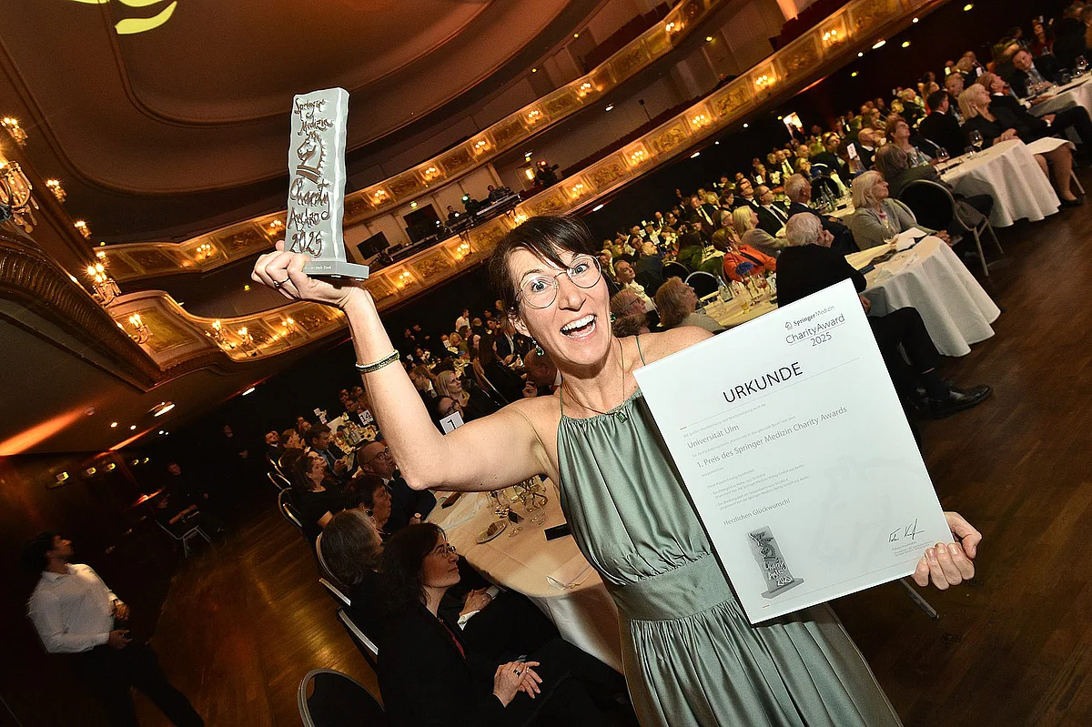 Prof. Susanne Kobel mit Charity Award Pokal 