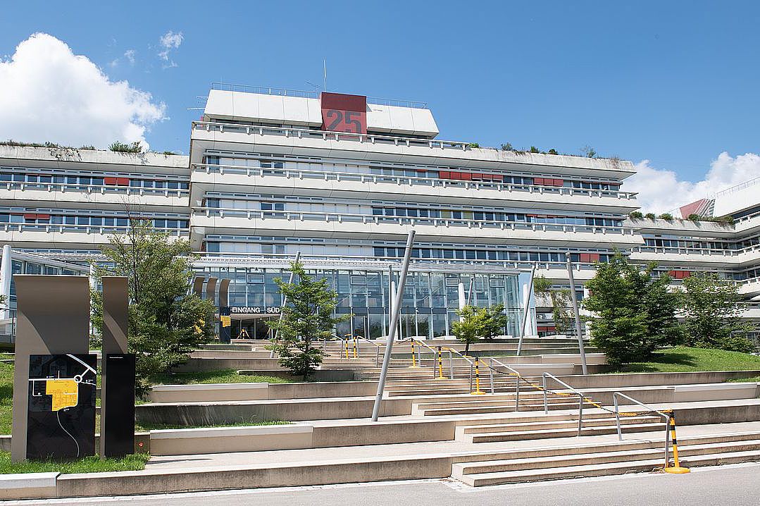 Außenansicht des Eingangsbereichs der Universität Süd