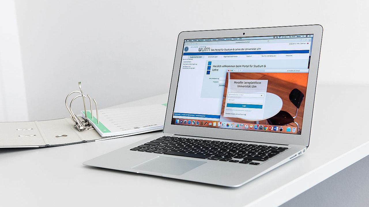 Laptop mit HIS Einstiegsseite Laptop mit HIS Einstiegsseite - WebCMS