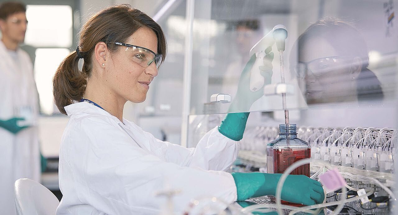 Wissenschaftlerin mit Pipette
