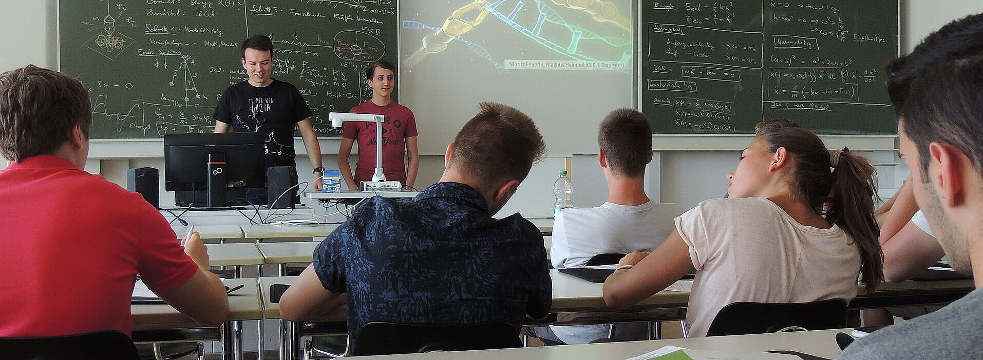 Studierende sitzen in einem Seminarraum beim Mathe Summer Camp der Fakultät für Mathematik und Wirtschaftswissenschaften